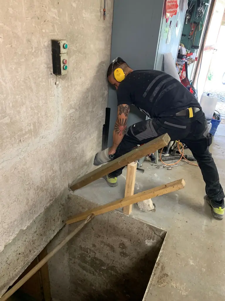 Fertige Diamantkernbohrung mit sauberer Bohrkante in einer Betonwand